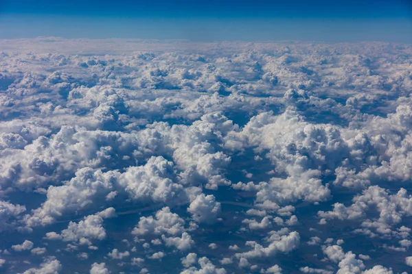 曇り空の背景 飛行機窓の外を見る — ストック写真