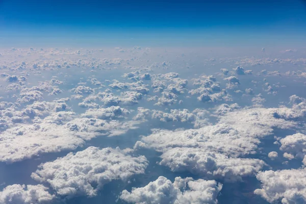 曇り空の背景 飛行機窓の外を見る — ストック写真