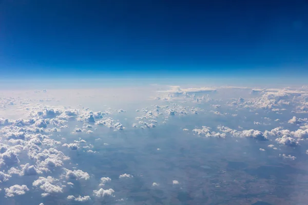 曇り空の背景 飛行機窓の外を見る — ストック写真