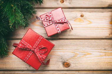 Görünüm Noel hediye kutuları ahşap arka plan, kopya alanı, kırmızı şeritler ile top
