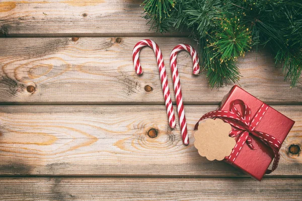 Weihnachtsgeschenkbox Mit Leerem Anhänger Und Ornamenten Auf Hölzernem Hintergrund Kopierraum — Stockfoto