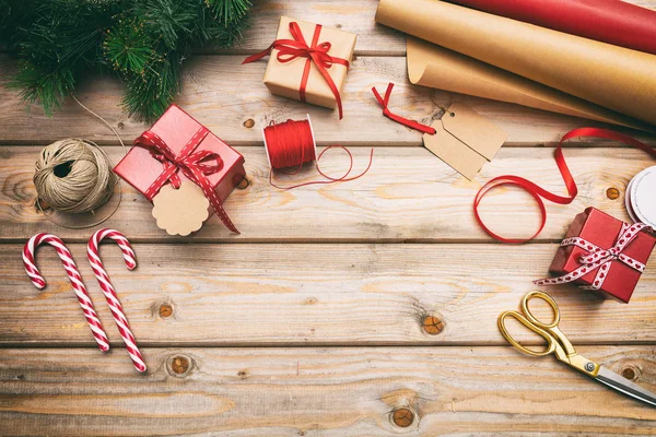 Karácsonyi Előkészítése Ajándék Dobozok Csomagolás Fából Készült Háttér Másol Hely — Stock Fotó