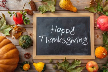 Mutlu Şükran günleri. Renkli kabaklar, meyve ve boş yazı tahtası üzerinde rustik ahşap arka plan, metin, görünümü top