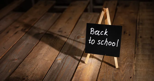 Vuelta Escuela Pizarra Con Texto Vuelta Escuela Fondo Madera Oscura —  Fotos de Stock