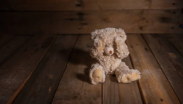 Konzept Für Kindesmissbrauch Teddybär Bedeckt Augen Dunkler Leerer Hintergrund Kopierraum — Stockfoto