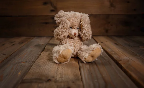 Konzept Für Kindesmissbrauch Teddybär Bedeckt Augen Dunkler Leerer Hintergrund Kopierraum — Stockfoto
