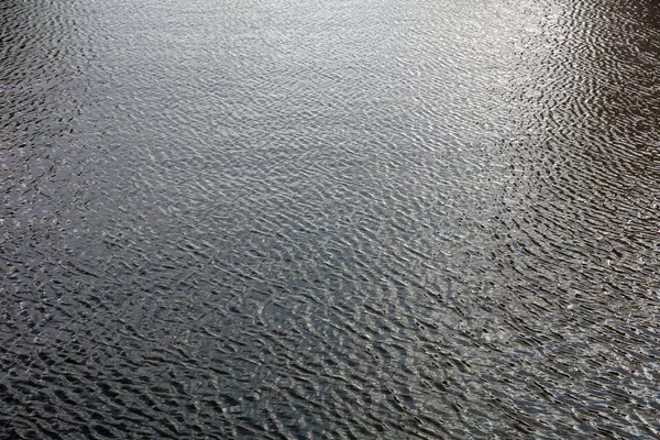 City River Vatten Bakgrund Eftermiddagen Veckade Mörk Yta Med Reflektioner — Stockfoto