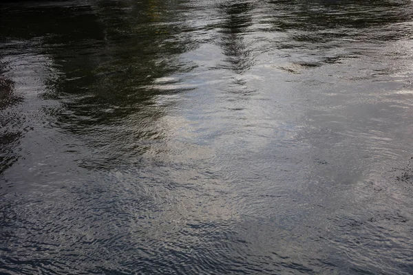 City River Vatten Bakgrund Eftermiddagen Veckade Mörk Yta Med Reflektioner — Stockfoto