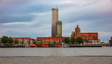 Rotterdam, Hollanda. Manzarası ve renkli nehir limanı öğleden sonra görünümünü
