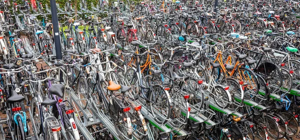 Kolorowe Rowery Stacji Publiczny Parking Piętrowy Centrum Rotterdamu Banner Tło — Zdjęcie stockowe