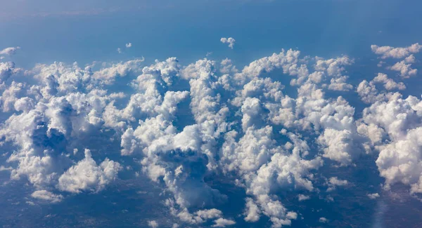 Cloudscape の背景 飛行機の窓から上から表示します — ストック写真