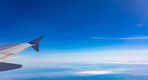 青い空の雲 飛行機の窓から 上から空撮 — ストック写真