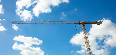 Yapım aşamasında. Mavi gökyüzü arka plan üzerinde sarı vinçler