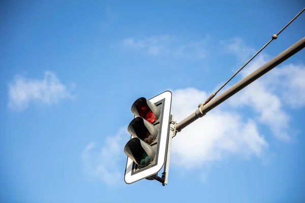 Piros Közlekedési Lámpák Gépjárművek Számára Város Központjában Kék Háttér — Stock Fotó