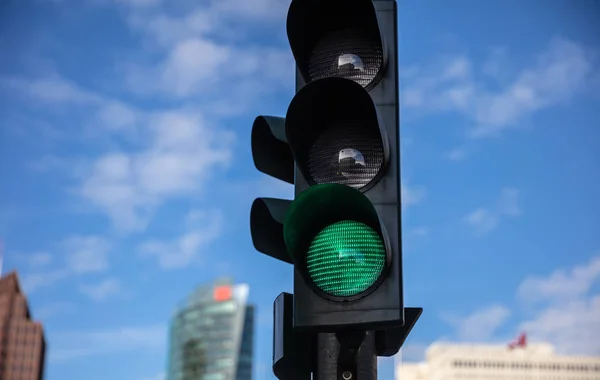 Semáforos Verdes Para Carros Centro Cidade Fundo Céu Azul — Fotografia de Stock