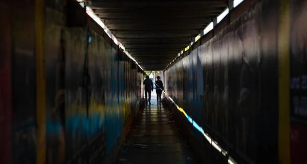 Світло Кінці Тунелю Молода Пара Ходити Темний Захисний Коридор Пішоходів — стокове фото