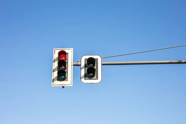 Semáforos Vermelhos Para Carros Centro Cidade Fundo Céu Azul — Fotografia de Stock