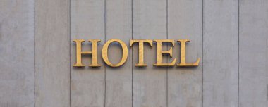 Parlak pirinç Hotel sign taş duvar bina cephesinde banner
