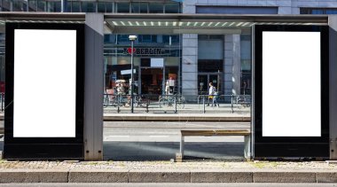 İki boş reklam panoları mockup advertisingon bir otobüs durağında, şehir sokak arka plan için