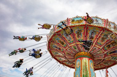 Bulutlu gökyüzü arka plan üzerinde renkli atlıkarınca. Oktoberfest, Bavyera, Almanya