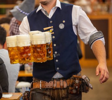 Oktoberfest, Münih, Almanya. Garson bira, closeup görünümü sunan geleneksel kostüm