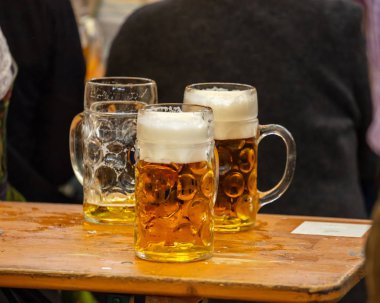 Ahşap masa, closeup görünümü üzerinde Bavyera bira bardağı. Oktoberfest, Münih, Almanya.