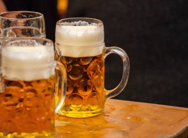 Ahşap masa, closeup görünümü üzerinde Bavyera bira bardağı. Oktoberfest, Münih, Almanya.