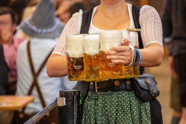 Oktoberfest, Münih, Almanya. Kadın garson bira tutan geleneksel kostüm