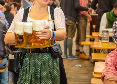 Oktoberfest, Münih, Almanya. Kadın garson bira tutan geleneksel kostüm