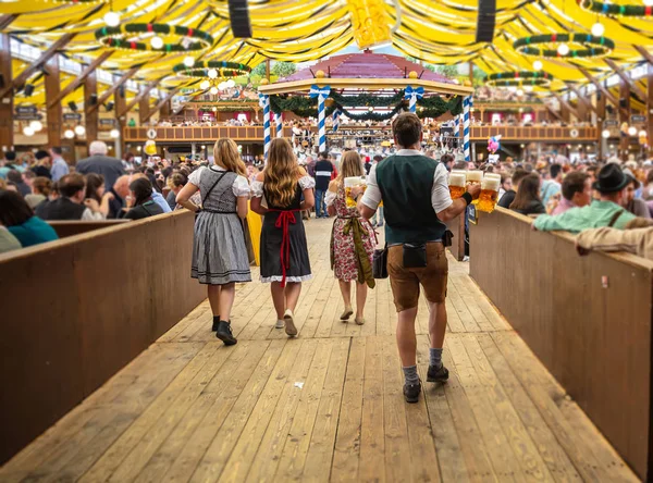 Oktoberfest Munique Alemanha Garçom Com Traje Tradicional Segurando Cervejas Fundo — Fotografia de Stock