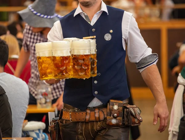 Oktoberfest Munich Alemania Camarero Con Traje Tradicional Sirviendo Cervezas Vista —  Fotos de Stock