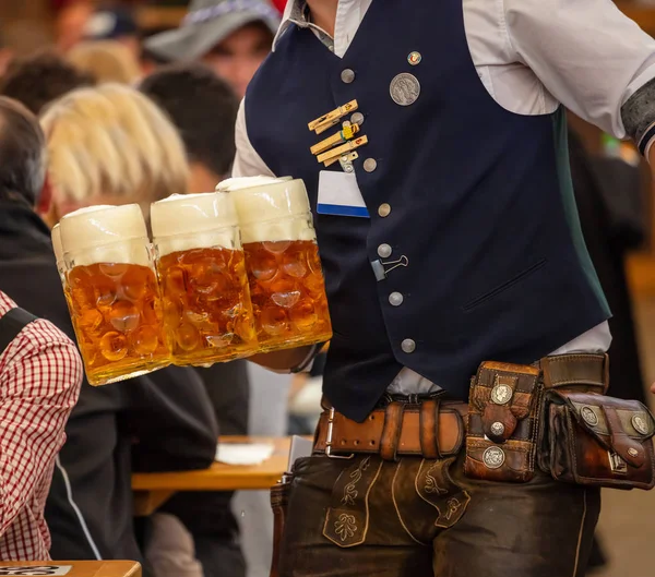 Oktoberfest München Duitsland Ober Met Traditionele Kostuum Serveren Bieren Close — Stockfoto