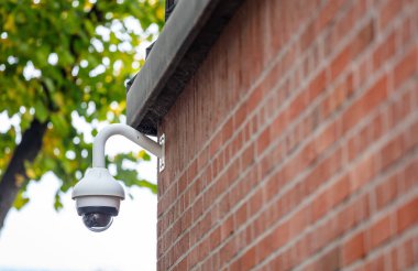 Güvenlik kavramı. Gizli Cctv kamera bir tuğla duvar, closeup görünümü