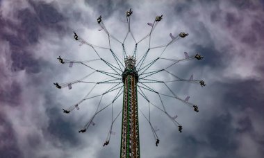 Yo yo karnaval bulutlu gökyüzü arka plan üzerinde binmek. Oktoberfest, Münih, Almanya