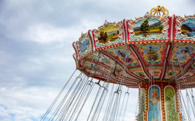 Bulutlu gökyüzü arka plan üzerinde renkli atlıkarınca. Oktoberfest, Bavyera, Almanya