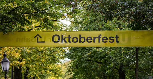 Oktoberfest Bawaria Niemcy Wejście Terenów Targowych Żółty Znak Informacyjny Tła — Zdjęcie stockowe