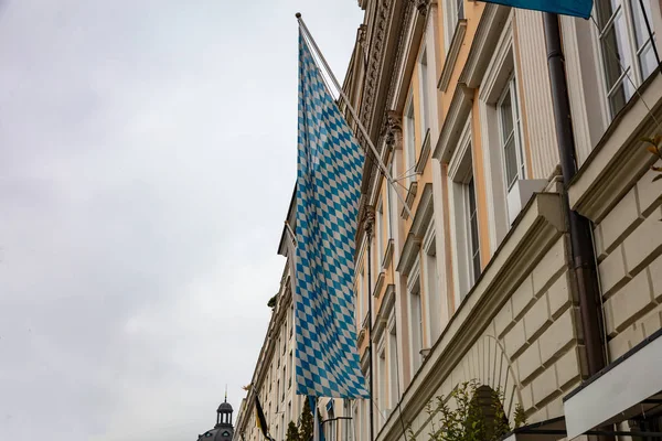 Oktoberfest Munich Alemania Bandera Blanca Azul Bávara Una Fachada Del —  Fotos de Stock