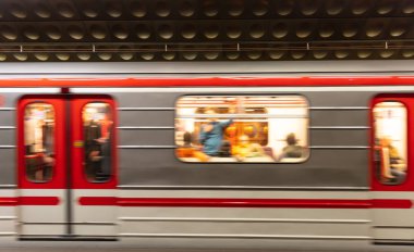 Prague, Staromestska metro istasyonu. Tren vagonu hareket bulanıklığı