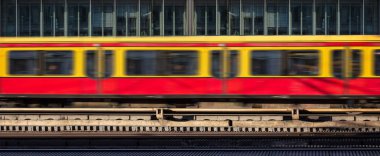 Sarı kırmızı tren hareket, ofis binası arka plan bulanıklık