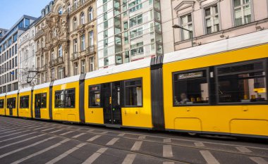 Şehir merkezinde, ofis binaları arka plan, Berlin sarı tramvay