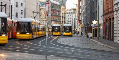Sarı tramvay şehrin merkezi, ofis binaları arka plan, Berlin