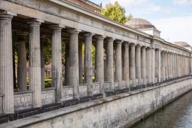 Colonnade ayağı, Müze Adası Spree Nehri, Berlin Almanya, düşük açılı fotoğraf, duvar kağıdı arka plan.