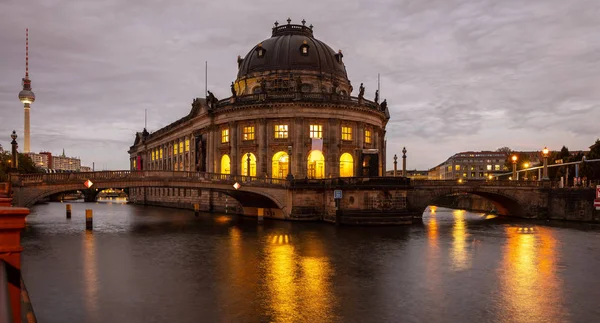 博德博物馆照亮了 在博物馆海岛在 Spree 河在柏林 在晚上 — 图库照片