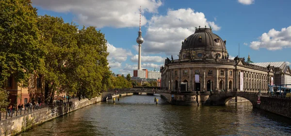 Bode Müzesi Müze Adası Alexanderplatz Kulesi Içinde Spree Nehri Berlin — Stok fotoğraf
