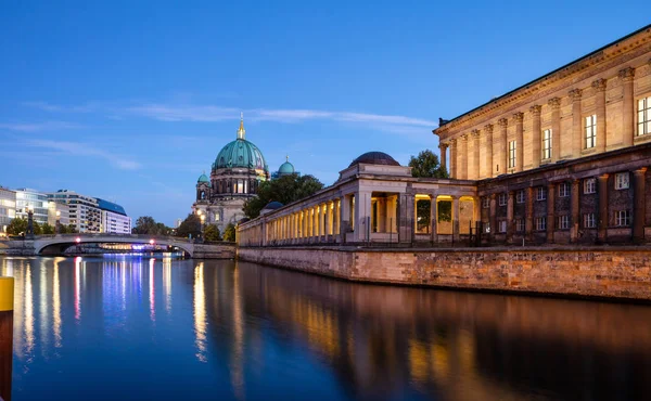 Müze Işıklı Müze Adası Spree Nehri Berlin Almanya Akşam Işaret — Stok fotoğraf