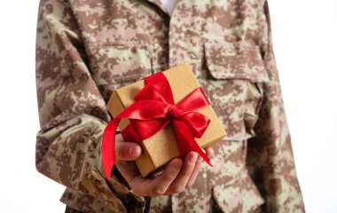 Noel ve ordu. Genç askerin bir Noel Hediyelik ayakta beyaz arka plan üzerinde