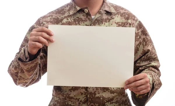 Армия Сша Молодой Солдат Держит Пустую Бумагу Белом Фоне — стоковое фото
