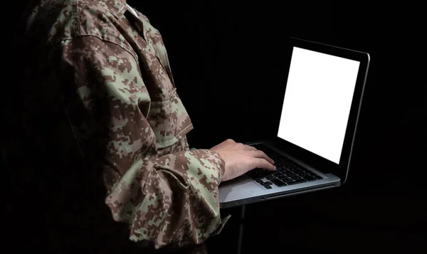 私たちの軍隊 若い兵士の黒の背景上の空白の画面を持つノート パソコンの操作 — ストック写真