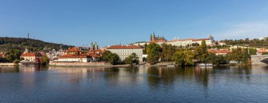Panoramik gündüz, Çek Cumhuriyeti, mavi gökyüzü karşı Prag ve Tuna Nehri'nin banner