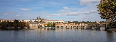 Panoramik gündüz, Çek Cumhuriyeti, mavi gökyüzü karşı Prag ve Tuna Nehri'nin banner